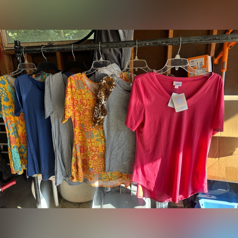 Lot of 6 lularoe women’s‎ tops S & M